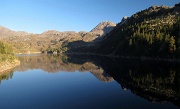 100 Lago Fregabolgia. Le ombre si allungano velocemente, corro al rifugio, arrivano i colori del crepuscolo...